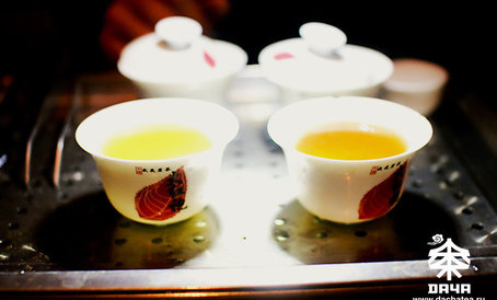 Вот такая разница в цвете настоя!  Слева Дань Гуй – сладкий и ароматный, справа – Хуан ГуаньИнь. Действительно, железно-золотой цвет настоя второго чая подтверждает наличие более крепкого, резкого вкуса. Отличие сортов на лицо, чай совершенно разный.