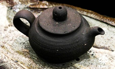 Корейский чайник. Высокая температура обжига и особая консистенция глины дают интересную форму поверхности.